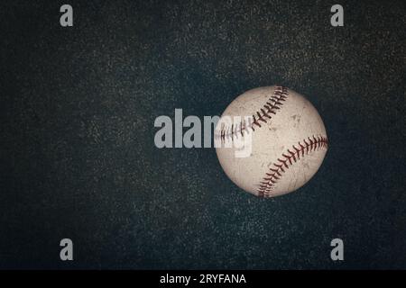 Primo piano di una palla da baseball su sfondo scuro Foto Stock