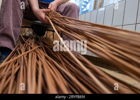 Tessitura del cestello in un'officina riparata Foto Stock