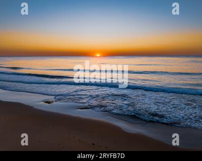 Alba con cielo limpido a Shelly Beach sulla Central Coast, New South Wales, Australia. Foto Stock