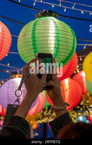 I turisti che scattano foto lungo il lungomare centrale e occidentale di recente apertura, Hong Kong, Cina. Foto Stock