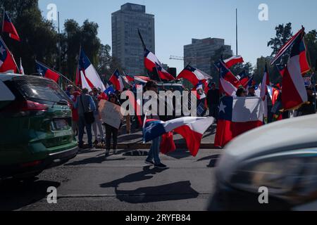 Santiago, regione metropolitana, Cile. 30 settembre 2023. Il movimento civile di estrema destra Team Patriota marcia contro il presidente di GABRIEL BORIC a Santiago, Cile, sabato 30 settembre 2023. (Immagine di credito: © Joshua Arguello/ZUMA Press Wire) SOLO USO EDITORIALE! Non per USO commerciale! Foto Stock