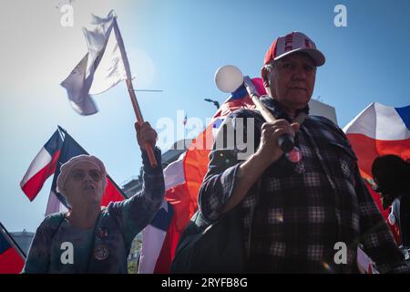 Santiago, regione metropolitana, Cile. 30 settembre 2023. Il movimento civile di estrema destra Team Patriota marcia contro il presidente di GABRIEL BORIC a Santiago, Cile, sabato 30 settembre 2023. (Immagine di credito: © Joshua Arguello/ZUMA Press Wire) SOLO USO EDITORIALE! Non per USO commerciale! Foto Stock