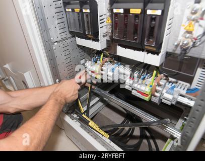 cablaggio elettrico da parte di un elettricista per l'alimentazione negli edifici Foto Stock