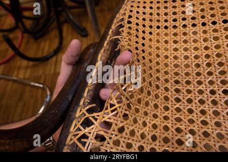 Tessitura del cestello in un'officina riparata Foto Stock