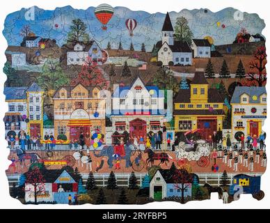 Puzzle completo di una parata di circo con una banda che percorre la strada principale in una piccola città Foto Stock