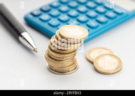 Euro denaro e calcolatrice a tavola. Fiscalità, finanza, economia, investimenti sul concetto di Unione europea Foto Stock