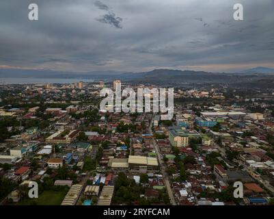 Sorvolando gli edifici e il villaggio di Cagayan de Oro. Mindanao, Filippine. Foto Stock