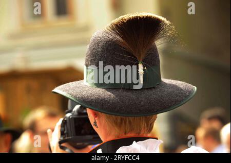 Ciuffo di capelli di camoscio indossato come decorazione di un cappello Foto Stock