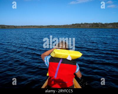 Gita in canoa su un fiume in Australia Foto Stock