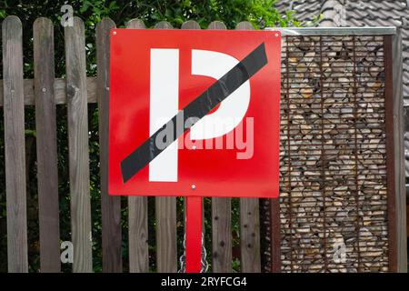 Non c'è parcheggio e non c'è il segnale di stop Foto Stock