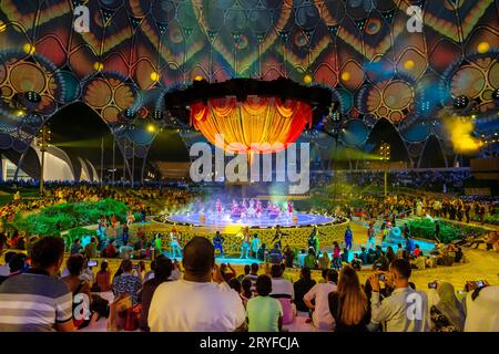 Dubai, Emirati Arabi Uniti - 4 novembre 2021: Celebrating Diwali, Festival of Lights all'Expo2020. Spettacolo con ballerini e gr. Culturali Foto Stock