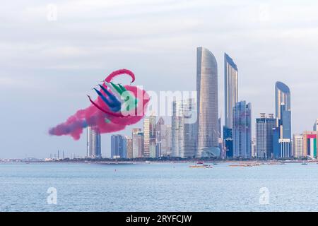 ABU DHABI, Emirati Arabi Uniti - 2 DICEMBRE 2018: Il team acrobatico di al Fursan fa acrobazie nel cielo ad Abu Dhabi, Emirati Arabi Uniti, nell'ambito della giornata Nazionale c Foto Stock