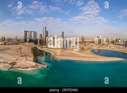 Vista aerea su una parte in sviluppo dell'isola di al Reem ad Abu Dhabi in una giornata nuvolosa Foto Stock