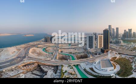 Vista aerea prima del tramonto sulla parte in sviluppo dell'isola di al Reem ad Abu Dhabi Foto Stock