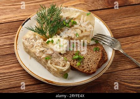 Porzione di gelatina di aspica o di carne con pane di segale Foto Stock