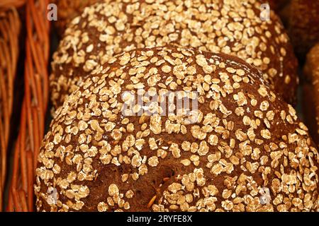 Primo piano sulle forme di pane fresco esposte al dettaglio Foto Stock