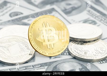 Criptovaluta Bitcoin sulle banconote in dollari. Criptovalute su banconote in dollari americani Foto Stock