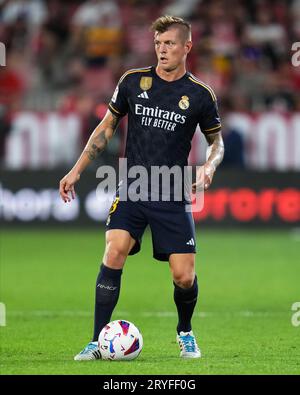 Girona, Spagna. 30 settembre 2023. Toni Kroos del Real Madrid durante la partita di la Liga EA Sports tra Girona FC e Real Madrid giocata al Montilivi Stadium il 30 settembre 2023 a Girona, in Spagna. (Foto di Bagu Blanco/PRESSINPHOTO) crediti: PRESSINPHOTO SPORTS AGENCY/Alamy Live News Foto Stock