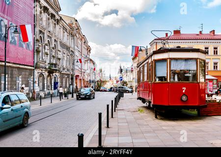 Un insolito monumento dedicato a una fermata del tram. Un tram correva qui dal 1911 al 1942, e i cittadini non possono dimenticarsene fino ad oggi. Foto Stock