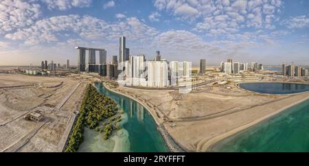 Vista aerea su una parte in sviluppo dell'isola di al Reem ad Abu Dhabi in una giornata nuvolosa Foto Stock