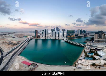 Vista aerea sull'isola di al Reem ad Abu Dhabi al tramonto Foto Stock