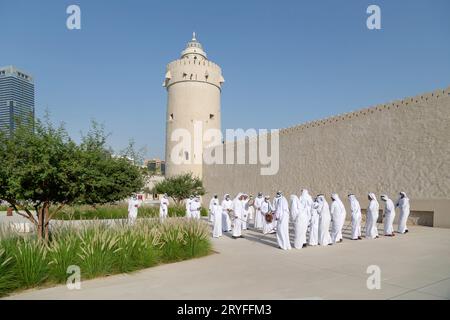 ABU DHABI, Emirati Arabi Uniti - 14 MAGGIO 2021: Danza tradizionale maschile degli Emirati al Ayalah al Festival di al Hosn Foto Stock