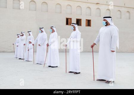 ABU DHABI, Emirati Arabi Uniti - 14 MAGGIO 2021: Danza tradizionale maschile degli Emirati al Ayalah al Festival di al Hosn Foto Stock