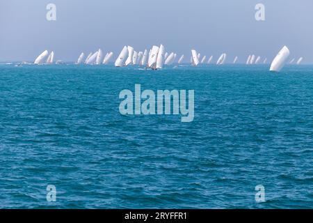 Abu Dhabi, Emirati Arabi Uniti - 17 marzo 2013: Gara di vela tradizionale dhow ad Abu Dhabi. 60 piedi. Foto Stock