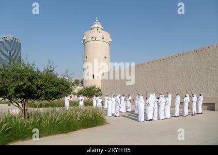 ABU DHABI, Emirati Arabi Uniti - 14 MAGGIO 2021: Danza tradizionale maschile degli Emirati al Ayalah al Festival di al Hosn Foto Stock