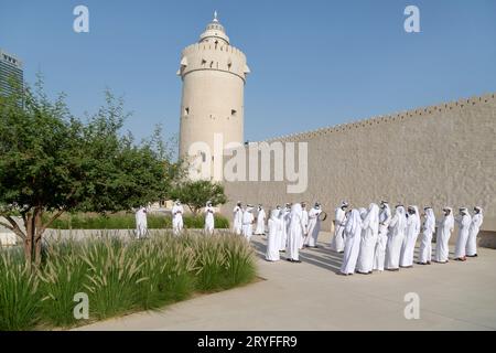 ABU DHABI, Emirati Arabi Uniti - 14 MAGGIO 2021: Danza tradizionale maschile degli Emirati al Ayalah al Festival di al Hosn Foto Stock