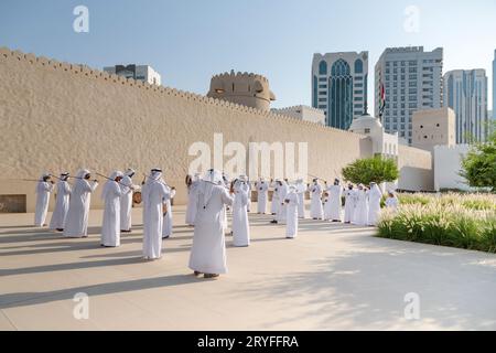 ABU DHABI, Emirati Arabi Uniti - 14 MAGGIO 2021: Danza tradizionale maschile degli Emirati al Ayalah al Festival di al Hosn Foto Stock