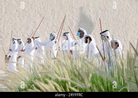 ABU DHABI, Emirati Arabi Uniti - 14 MAGGIO 2021: Danza tradizionale maschile degli Emirati al Ayalah al Festival di al Hosn Foto Stock