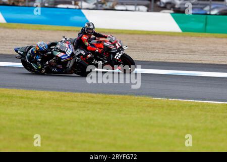 1 ottobre 2023; Mobility Resort Motegi, Motegi, Prefettura di Tochigi, Giappone; MotoGP giapponese 2023, Race Day: Miguel Oliveira e Maverick Vinales durante il warm up prima del MotoGP giapponese Foto Stock