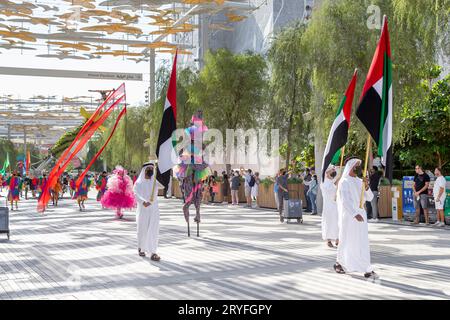 Dubai, Emirati Arabi Uniti - 15 novembre 2021: Sfilata giornaliera all'Expo 2020 di Dubai. Speciale celebrazione culturale commovente. Foto Stock