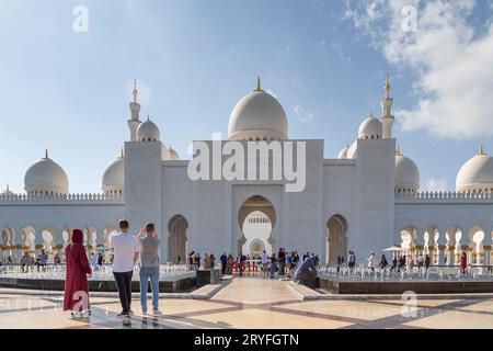 Abu Dhabi, Emirati Arabi Uniti - 31 dicembre 2019: Ingresso principale alla grande Moschea dello Sceicco Zayed ad Abu Dhabi, i turisti ammirano l'architettura moderna Foto Stock