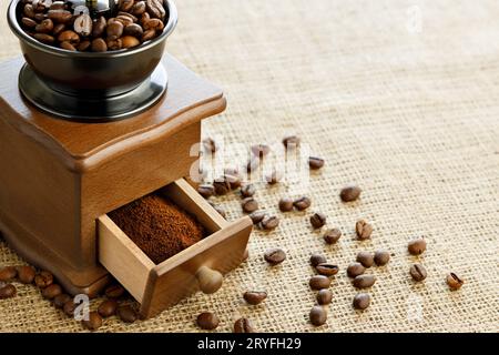 primo piano del caffè macinato e dei chicchi nel macinacaffè manuale Foto Stock