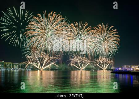 Fuochi d'artificio sopra il lago nella Baia di Yas per le celebrazioni del 50° Giubileo d'Oro della giornata Nazionale degli Emirati Arabi Uniti ad Abu Dhabi Foto Stock