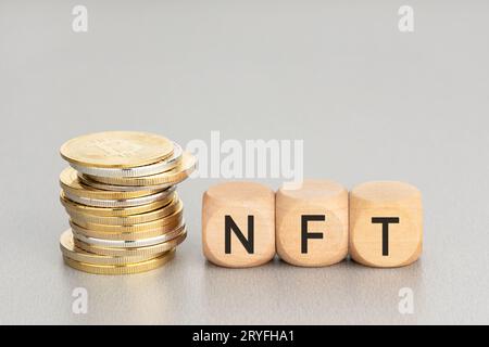 Concetto NFT. Monete cripto impilate e blocchi di legno con testo. Spazio di copia Foto Stock