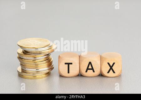 Concetto di tassa di criptovaluta. Monete cripto impilate e blocchi di legno con testo. Spazio di copia Foto Stock