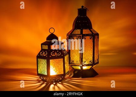 Ramadan Kareem. Le tradizionali lanterne arabe si accendono per celebrare il mese Santo. Foto Stock