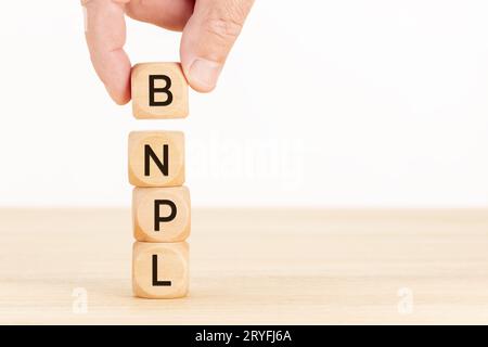 Messaggio BNPL su blocchi di legno. Acquista ora paga più tardi concetto. Spazio di copia Foto Stock