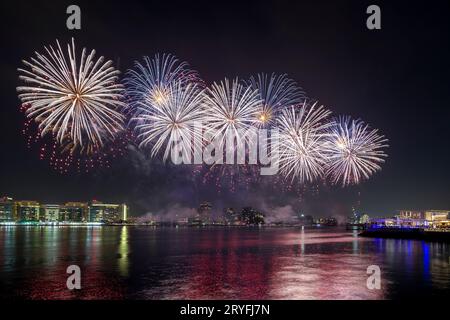 Fuochi d'artificio sopra il lago nella baia di Yas per le celebrazioni degli Eid ad Abu Dhabi Foto Stock