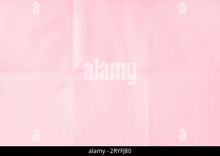 Sfondo rosa stropicciato della trama del foglio di carta non piegato. Carta piegata in sei. Full frame Foto Stock