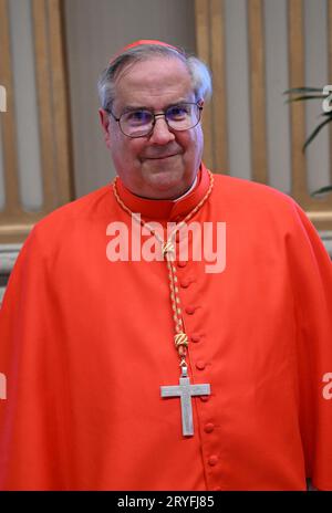 Il nuovo cardinale Angelo Sixto Rossi (Argentina) si pone in occasione di un incontro con parenti e amici durante una visita di cortesia a seguito della sua nomina da parte del Papa Francesco, durante una cerimonia Concistoro per la creazione di 21 nuovi cardinali il 30 settembre 2023 a San Piazza Pietro in Vaticano. Foto di Eric Vandeville/ABACAPRESS.COM Credit: Abaca Press/Alamy Live News Foto Stock