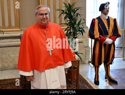 Il nuovo cardinale Angelo Sixto Rossi (Argentina) si pone in occasione di un incontro con parenti e amici durante una visita di cortesia a seguito della sua nomina da parte del Papa Francesco, durante una cerimonia Concistoro per la creazione di 21 nuovi cardinali il 30 settembre 2023 a San Piazza Pietro in Vaticano. Foto di Eric Vandeville/ABACAPRESS.COM Credit: Abaca Press/Alamy Live News Foto Stock