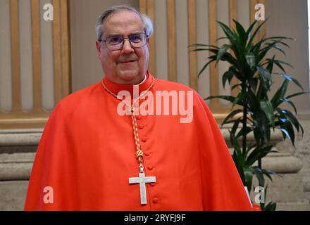 Il nuovo cardinale Angelo Sixto Rossi (Argentina) si pone in occasione di un incontro con parenti e amici durante una visita di cortesia a seguito della sua nomina da parte del Papa Francesco, durante una cerimonia Concistoro per la creazione di 21 nuovi cardinali il 30 settembre 2023 a San Piazza Pietro in Vaticano. Foto di Eric Vandeville/ABACAPRESS.COM Credit: Abaca Press/Alamy Live News Foto Stock