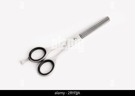 Forbici Barber per scolpitura isolata su sfondo bianco. Eleganti forbici professionali per capelli Foto Stock