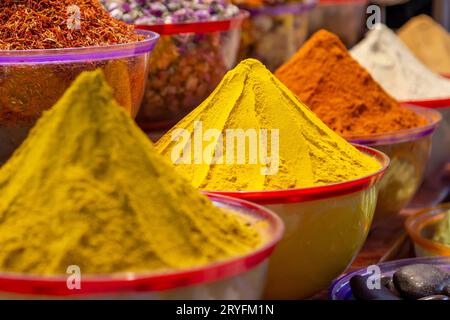 Varietà di spezie arabe nel tradizionale mercato delle spezie di Dubai Foto Stock