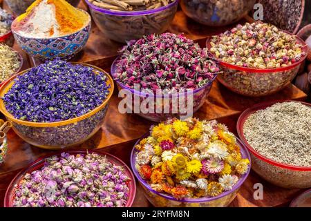 Varietà di spezie arabe e fiori secchi nel tradizionale mercato di Dubai Foto Stock