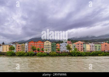 Innsbruck Austria, skyline della città presso case colorate e Inn River Foto Stock